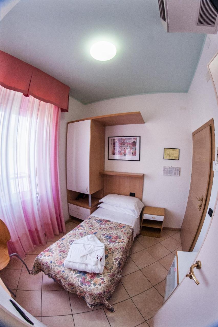 Hotel Angelini Rimini Bagian luar foto